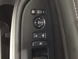 狭い駐車場で便利な電動格納ドアミラーが付いています。