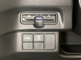 ハンドルの左下にETCとHondaセンシング用の、VSA(ABS+TCS+横滑り抑制)解除スイッチなどがついています。高速道路の料金所の通過も楽々です。 カードの取り出しもしやすい場所についています。