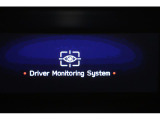 ドライバーモニタリングシステム装備。予め設定済みのシートポジションやドアミラー角度などを自動的に再現。また前回のエアコン設定も再現致します。また居眠り運転やわき見運転を警告し運転者を常に見守ります。