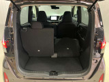 後部座席は分割でシートを倒すことができます。大きな荷物、ゴルフバックも積めます。上質で広々とした室内だから、みんなが心地よく車内で快適に過ごせます♪
