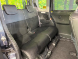 後部座席も気になるようなキズ・汚れやへたり等、大きなダメージはなく、良好な状態です。
