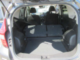 ラゲッジルームです。後席を倒せば大きな荷物も積み込み可能です☆