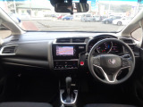 大きなフロントガラスで広々とした視界の運転席まわりです。