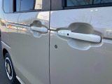 パワースライドドアが装備されています。挟み込み防止機能によりお子様の乗り降りも安心です。車内・車外のドアハンドルからはもちろんのこと運転席スイッチやリモコンキーからも開閉操作が可能で大変便利です。
