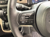 ステアリングにオーディオ操作スイッチが付いています。オーディオ画面に直接タッチしなくても操作が出来ますので、運転に集中できます。