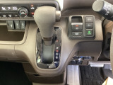 シフトはインパネシフト、パーキングブレーキは電子制御となっています。