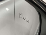 ブラインドスポットモニター(BSM)を装備しています。隣を走る車両が死角に入るとミラー内LEDインジケーターが点灯。さらに、ウィンカーを出すとインジケーターが光って点滅して注意を促してくれます。