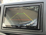 バックモニター装備。画面にて後方の確認が行えるので、バック駐車や車庫入れの際には重宝します。車の運転に慣れない方でも安心のガイドライン表示機能付。