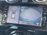 アラウンドビューモニターです。上空からお車の周りを見る感覚で表示されますので、車庫入れも簡単