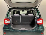 荷室も日常のお買い物には困らない広さが確保されております 後席を分割で倒すこともできますよ