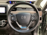 ハンドルにHondaセンシング系のクルーズコントロールやレーンキープアシストなどのスイッチと、オーディオの操作スイッチが装備されています。ハンドルから手を離さず安全に操作できます。
