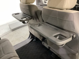 運転席・助手席の背もたれには、2列目シート用にカップホルダー付きの「格納式のシートバックテーブル」を装備しています。休憩時のちょっとした時間などカップを置いたり、小物置きに使えて便利です。