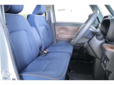 ベンチシートなので、左右どちらのドアからも乗り降りが可能ですので、狭い駐車場や縦列駐車をした際などに役立ちます!