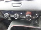 オートエアコンが標準装備されています。家のエアコンと同じ様な感覚で操作できますのでワンタッチで楽々です。余分な操作を行う必要がありませんので運転に集中する事が出来、事故防止にも繋がりますね。