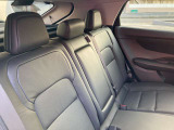 後部座席です。綺麗・清潔に仕上げております。内装の綺麗なお車は気持ちが良いですし、コンディションのいい車が多いです。