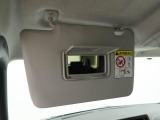 運転席、助手席のサンバイザーの裏にはバニティミラーが装備、身だしなみに役立ちます。