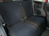 後部座席も気になるようなキズ・汚れやへたり等、大きなダメージはなく、良好な状態です。