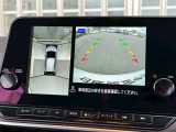 アラウンドビューモニター。上空から見下ろしているかのような映像を映し出して周囲を確認し、スムースな駐車をアシストします。