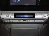 左右独立温度コントロールフルオートエアコンです。運転席、助手席それぞれで独立して温度設定ができます。