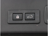 電動パワーリヤゲート搭載!ボタン一つで操作が可能で、キーレスエントリーや車内からも操作が可能な便利な機能です!!またメモリー機能もあり、狭い場所などでの開閉の際にも便利な機能です!