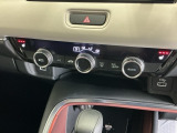 運転席/助手席シートヒーターで寒い日もすぐに温かくなり快適に過ごせます。3段階の温度調整が可能です