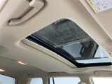 【ムーンルーフ】天井から太陽の穏やかな光や爽やかな風を取り込むことができる、トヨタの「サンルーフ」です!頭上のスイッチでムーンルーフを開閉することができます。