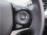 【アダプティブクルーズコントロール】ステアリングのスイッチを操作するとミリ波レーダーで先行車との距離を測定。設定を適切に保ちながら加速・減速、さらに停止まで自動に追従します。