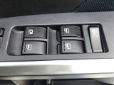 パワーウィンドウのスイッチです。 運転席にいながら助手席や後席の窓を開け閉めできるので、大変便利です。