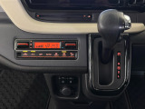 運転席より操作性の良いシフトレバーと、オートエアコンのスイッチ等の画像です。