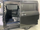 【両側オートスライドドア】子供を乗せたりするのにも隣のお車を気にせずストレスフリー★雨の日などはリモコンキーからドアの開閉ができて、とても便利な両側オートスライドドア★