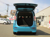 バックドアは上開き跳ね上げ式で、開口も広め!スムーズな荷物の出し入れでアウトドアも楽しくなりそう♪