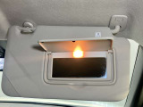 【運転席サンバイザー】鏡が付いているのでメイク直しなどにも便利★