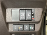 両側電動スライドドアは運転席から操作ができるよう、操作スイッチが付いています。Hondaセンシング用のVSA(ABS+TCS+横滑り抑制)解除とレーンキープアシストシステムなどのスイッチがあります。