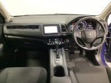 車内は光触媒抗菌消臭施工済です。インパネ周りはスタイリッシュなデザインです。グローブボックスやカップホルダーのほかにトレーなどたくさんの収納スペースが付いています。