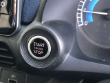 ステアリング左に備えたプッシュスターター。エンジンスタートもドアのロックも指先一つでワンタッチ