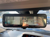 【スマートリヤビューミラー】後席の大きな荷物や同乗者で後方が確認しづらい時でも安心!カメラが撮影した車両後方の映像をルームミラー内に表示。クリアな視界で状況の確認が可能です!