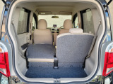 簡単に収納できる後部座席!大空間が出現します!シートアレンジが多彩な点も特徴です!レジャー用品も積み込めます!