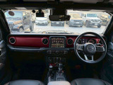 ステアリングを握ればJeepワールドが広がります。