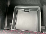 助手席下部にサンダル等小物が入るシートアンダートレー収納BOXが有ります。