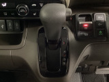 CVT車のセレクトレバーです。低速から高速まで、変速ショックのないスムーズな走りと、エンジン効率のよい領域を維持して燃費にも貢献します。サイドブレーキはスイッチ操作の電子制御パーキングブレーキです。