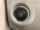 ワンプッシュでエンジンのスタート、ストップが出来て便利です。狭い駐車場で便利な電動格納ドアミラーが付いています。