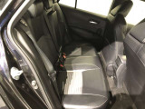 【後部座席】も当然、綺麗・清潔に仕上げております。内装の綺麗なお車は気持ちが良いですし、コンディションのいい車が多いです。これもオススメの1台です。