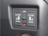 【両側電動スライドドア】ボタンを押すだけで両側のスライドドアの開閉が可能。もちろんキーからの操作も可能。お子様を抱いている時・両手いっぱいの荷物を持ってる時など非常に役立ちます。