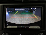 【バックカメラ】シフトを「R」の位置に入れると、自動的に画面がカメラ映像に切り替わり後方の視界をサポートする必須装備です!