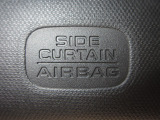 サイドカーテンエアバックシステムは、側面衝突時に大人から子供までさまざまな体格の乗員の頭部や頚部を広範囲で保護。特にセンターピラーへの頭部衝突を防ぐ展開性能を実現しています。