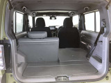 リヤシートを倒すとさらに広い荷室スペース。
