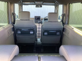 シートバックテーブルが標準装備されています車内での軽食などにも大変便利です