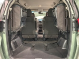 3列目シートを跳ね上げればラゲッジスペースを更に広く使えます。