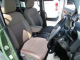 運転席と助手席はベンチシートですので、横移動もラクに出来ます。