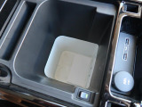 【フロントセンターコンソールクーラーボックス】500mlのボトルが4本収納でき、温度を5度に保つことが出来るようになっております。旅行などのお出かけの際に重宝しますね♪